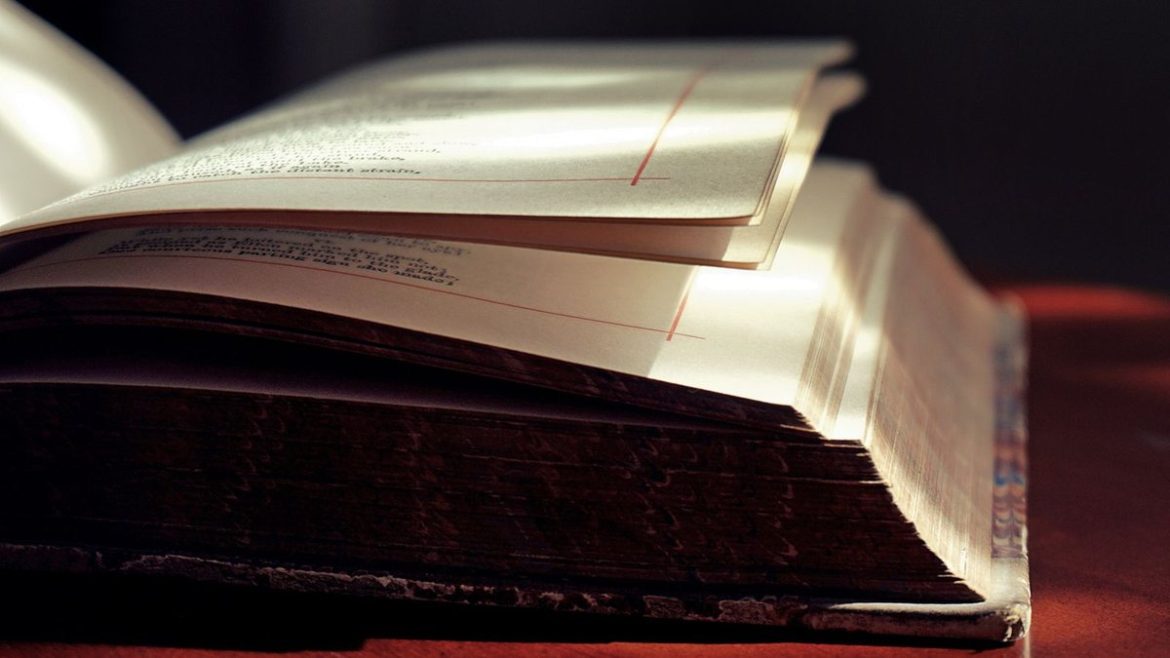 Стара розгорнута книжка на столі