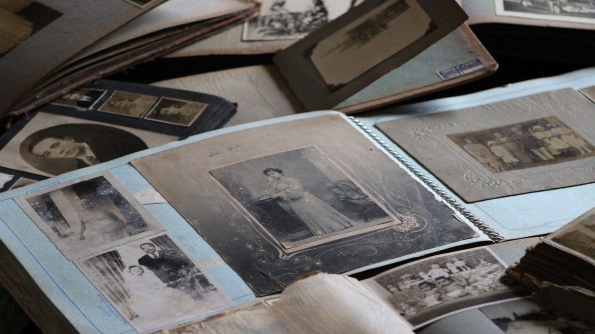 Старі родинні фотоальбоми з чорно-білими світлинами