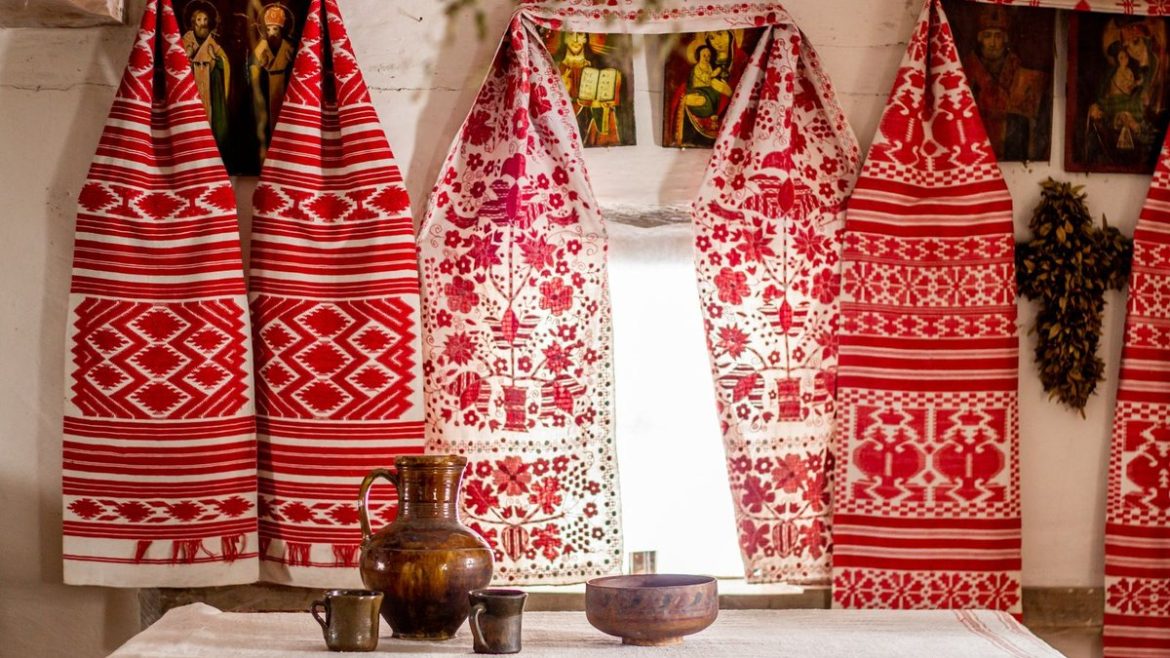 Українська світлиця з рушниками і глеком