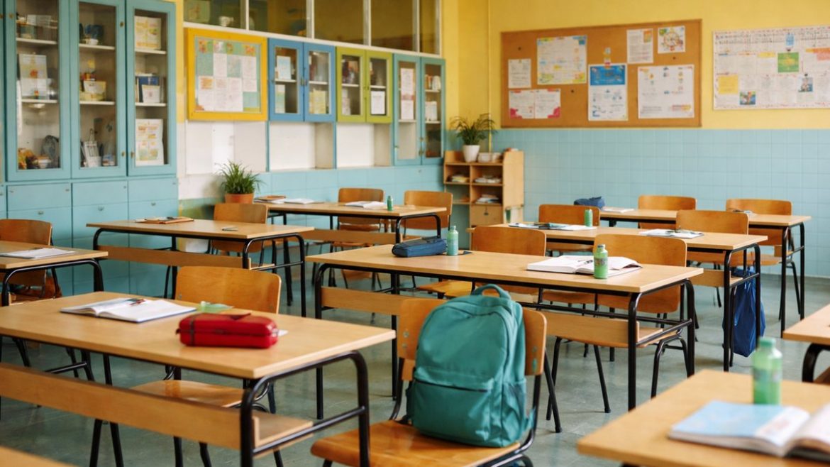Шкільні рюкзаки на стільцях у порожньому класі