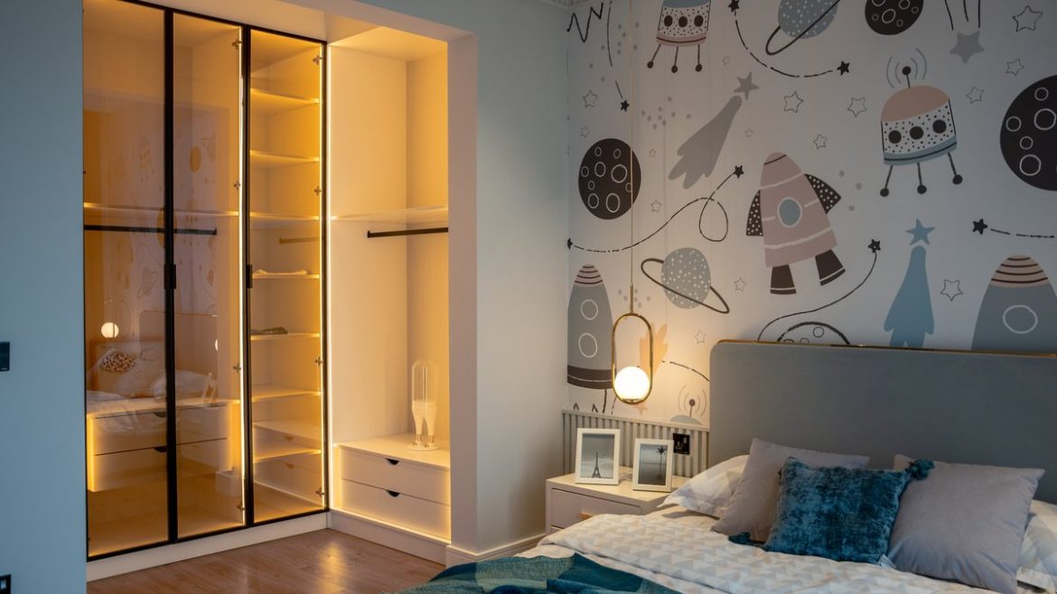 Дитяча кімната з ліжком у вечірньому світлі