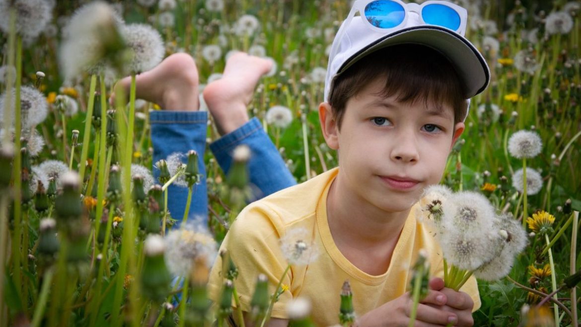 Хлопчик у полі з кульбабами