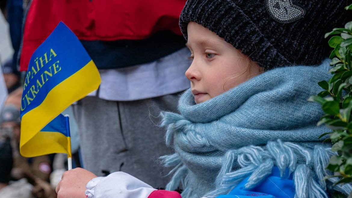 Дитина з українським прапором у руках